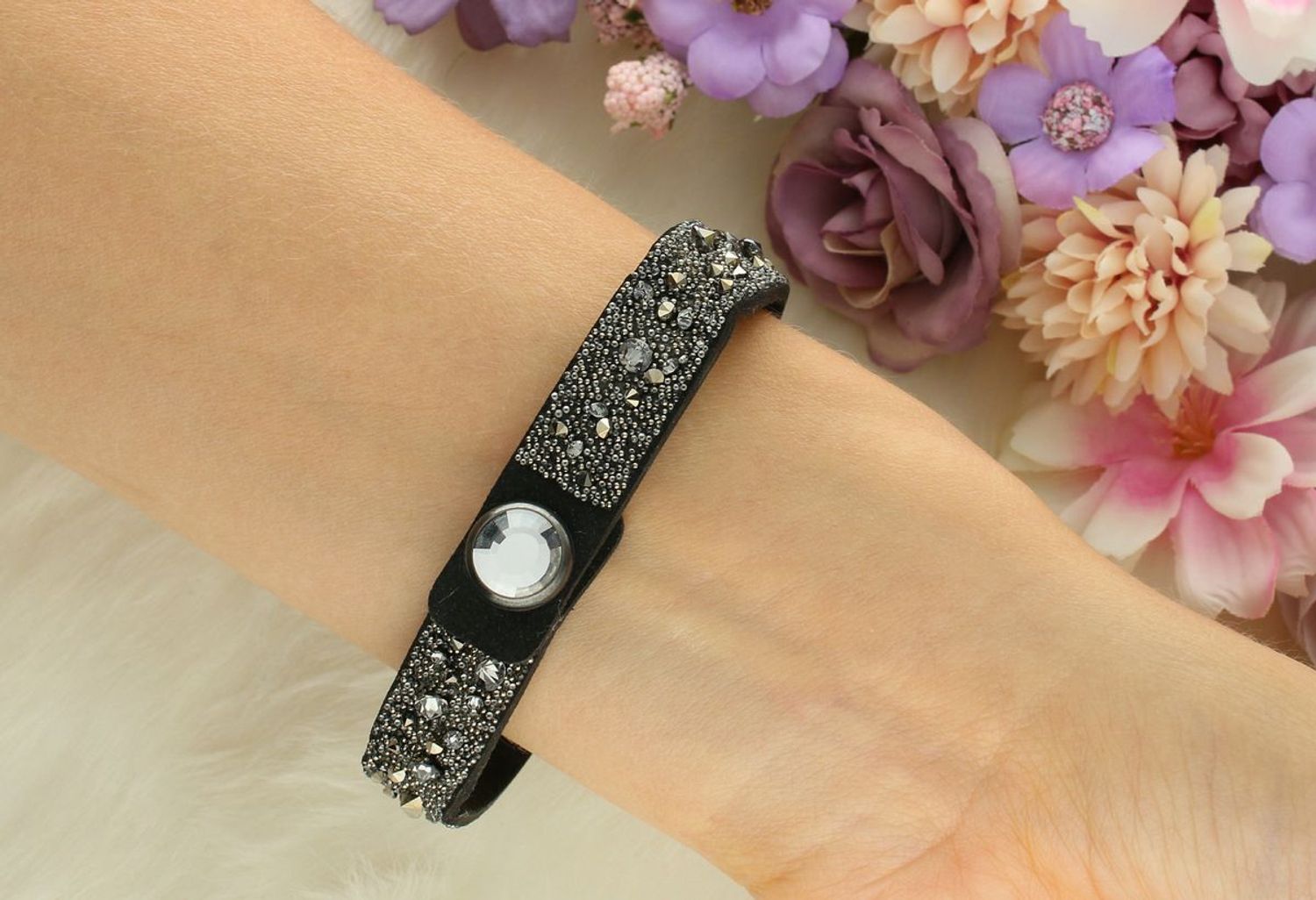 Elegancka bransoletka Swarovski Spark Alcantara BA 100-1 01 wykonana z czarnej alcantary, zdobiona kryształkami Swarovskiego. Długość 20 cm, z certyfikatem autentyczności.1.jpg